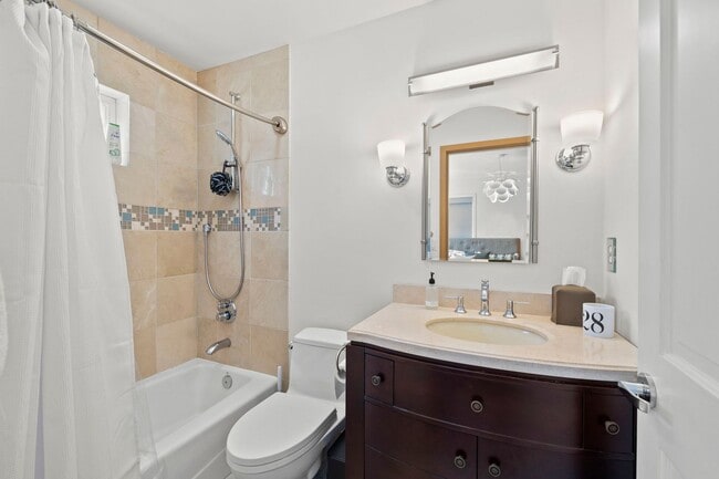 Building Photo - 4Bd/4.5Ba Medina House