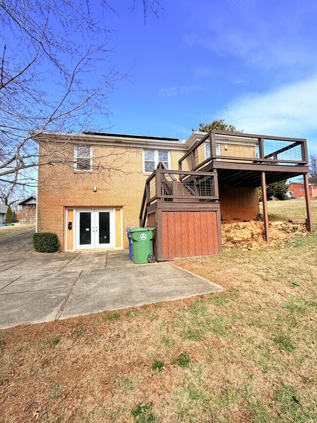 Building Photo - 3 Bed, 2 Bath Pet Friendly Downtown Asheville Location, Available Now - Lawn Care Included!