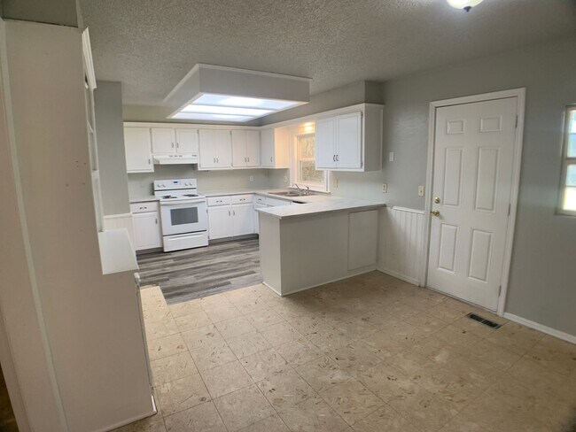 Building Photo - 5 Bedroom Choctaw!