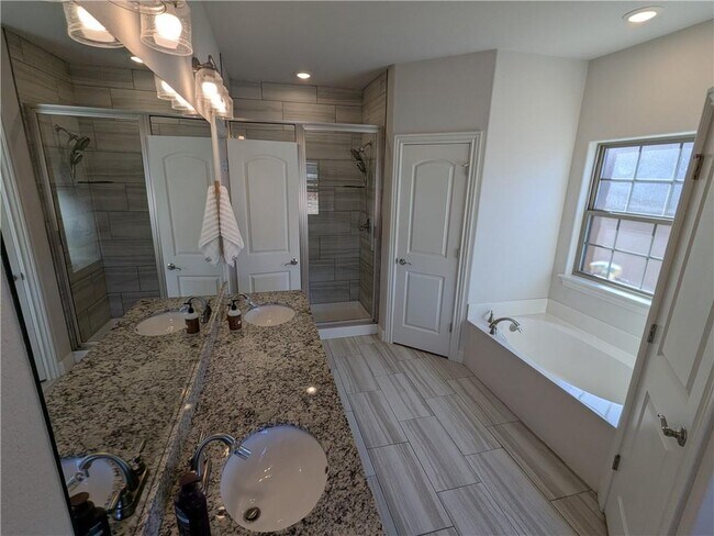 Building Photo - 1040 E Skyline Lp