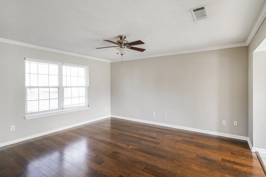 Building Photo - 2209 Dewey Dr