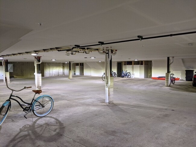 Building Photo - 1325 Bunker Hill Dr