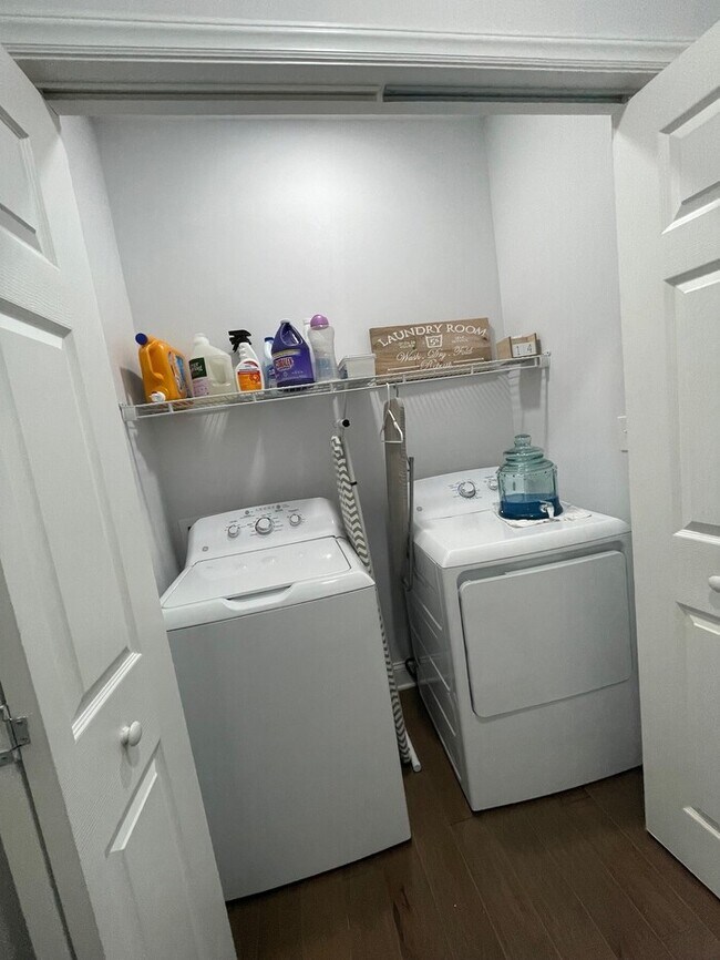 Building Photo - Beautifully Furnished 4-Bedroom Home with ...