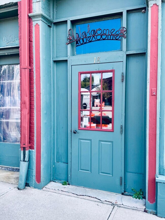 Building Photo - 18 E Main St