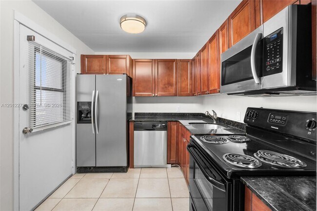 Building Photo - 3401 N Country Club Dr