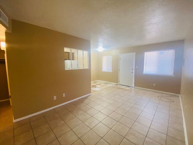 Building Photo - 1 Bedroom 1 bath unit available now!