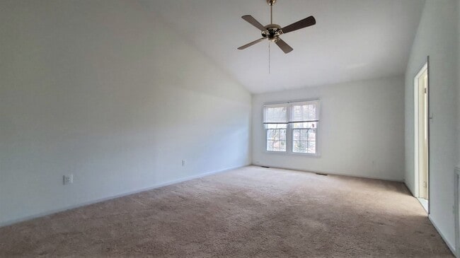 Building Photo - 3 Bedroom, 3.5 Bathroom Townhouse in North...