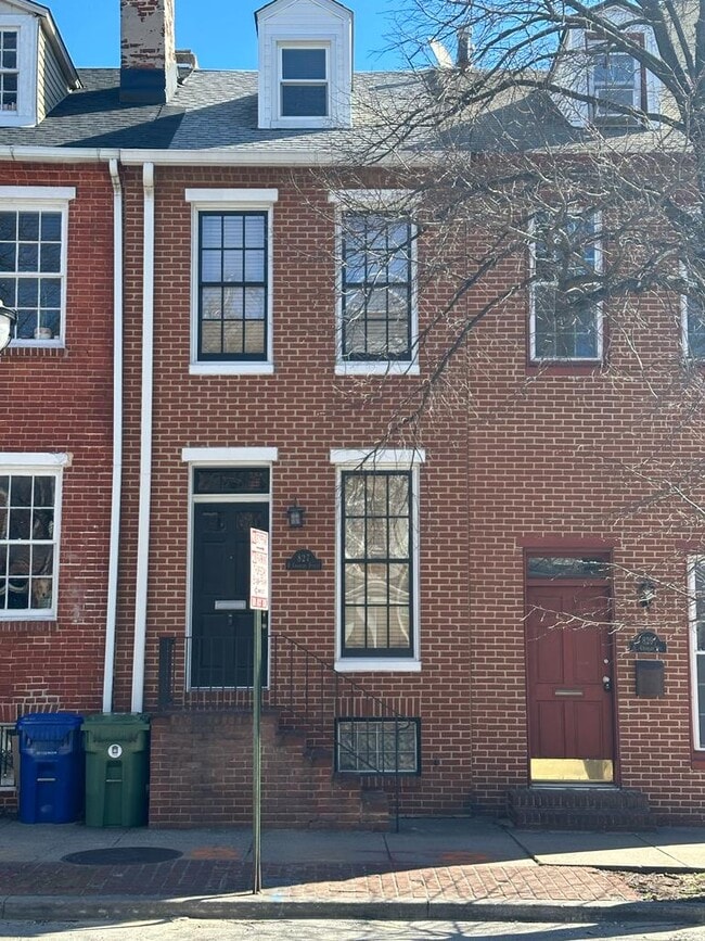 Building Photo - 827 S Charles St