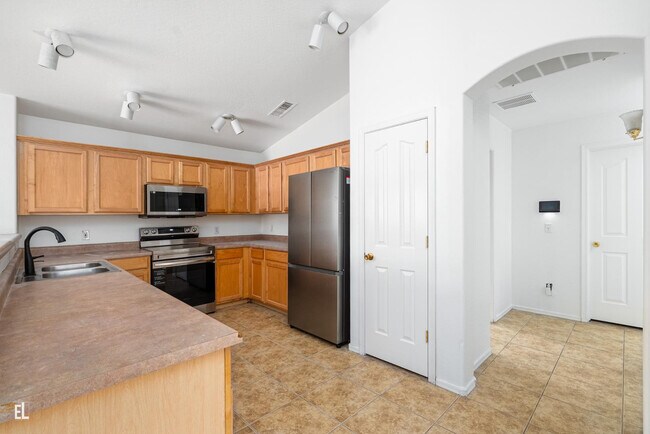 Building Photo - 12937 W Bloomfield Rd