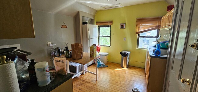 Building Photo - 1.5 Bed Spacious Top-Floor Allston apt! Fi...