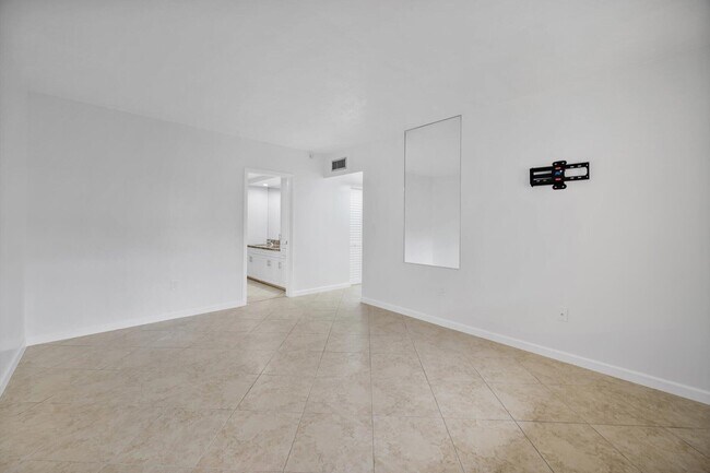 Building Photo - 740 NE 199th St