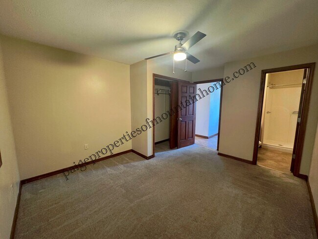 Building Photo - 702 Thorn St