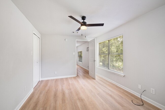 Building Photo - Secluded 3 bedroom, 1 bath house in the co...