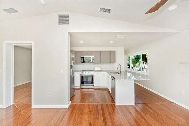 Building Photo - 907 Riviera St