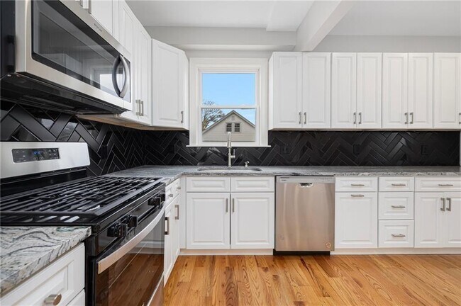 Building Photo - 148 Evergreen St