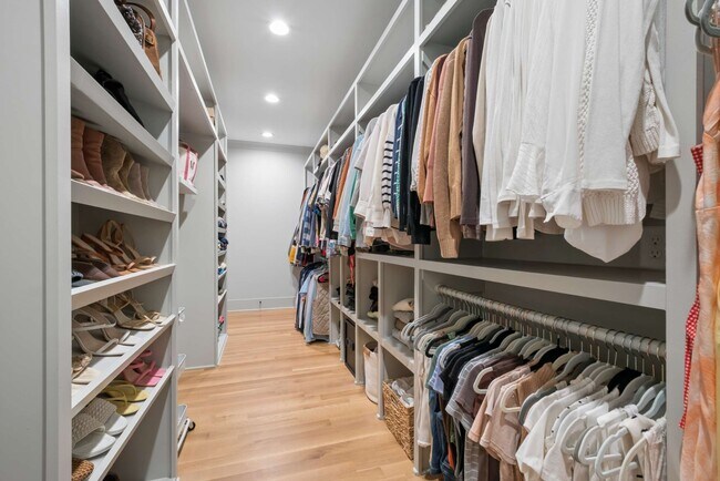 Building Photo - 6368 Alamo Pl