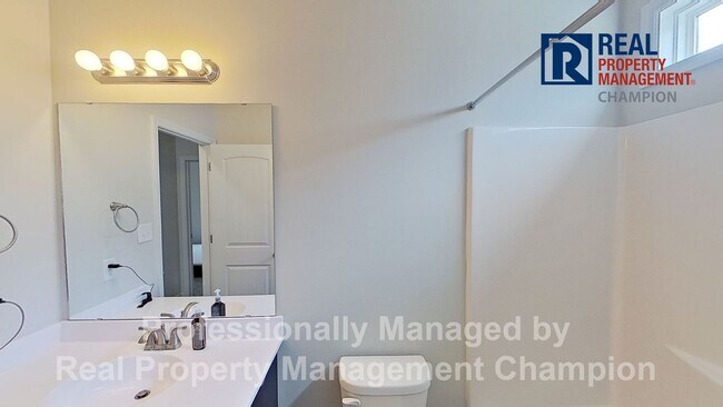 Building Photo - Fabulous Townhome with Open Floorplan