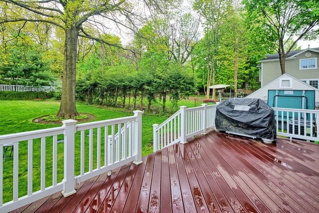 Delightful Patio - 288 County Rd
