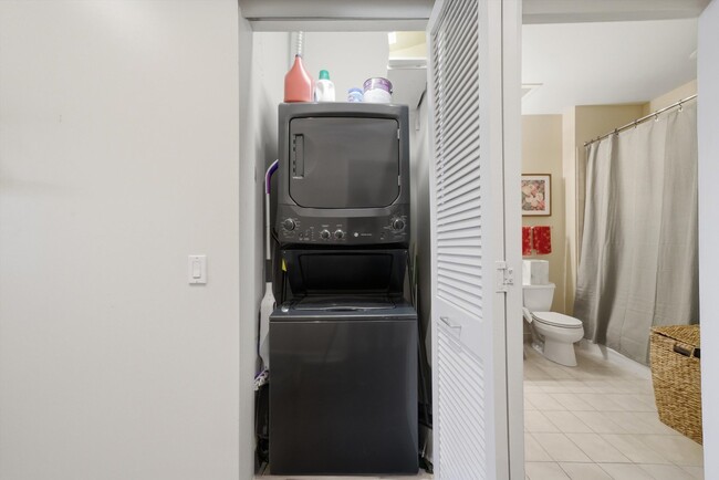 Building Photo - 720 N Larrabee St