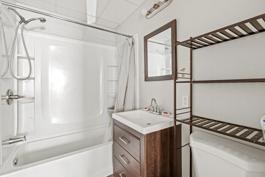 Building Photo - 174 Bartlett St