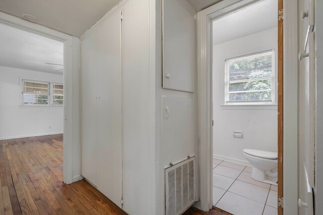 Building Photo - 4 bed 2 bath house, Walk to Stadium!! Available July 2026