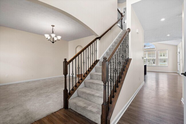 Building Photo - 2214 Larkspur Dr