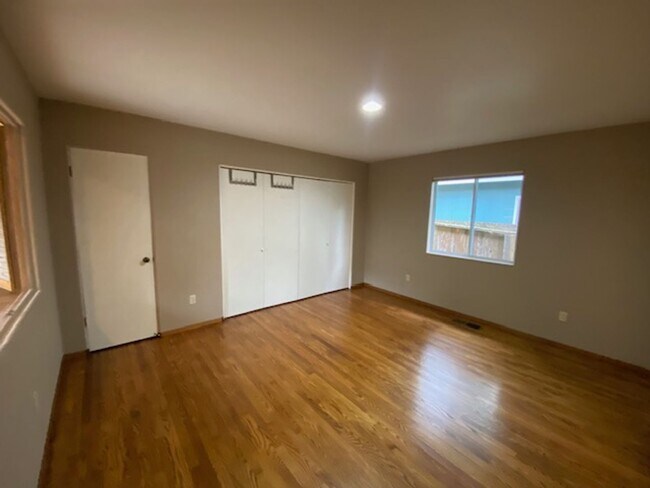 Building Photo - 835 17 Mile Dr