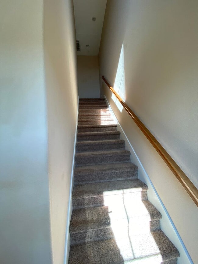 Building Photo - Beautiful Condominum Across From Great Pub...