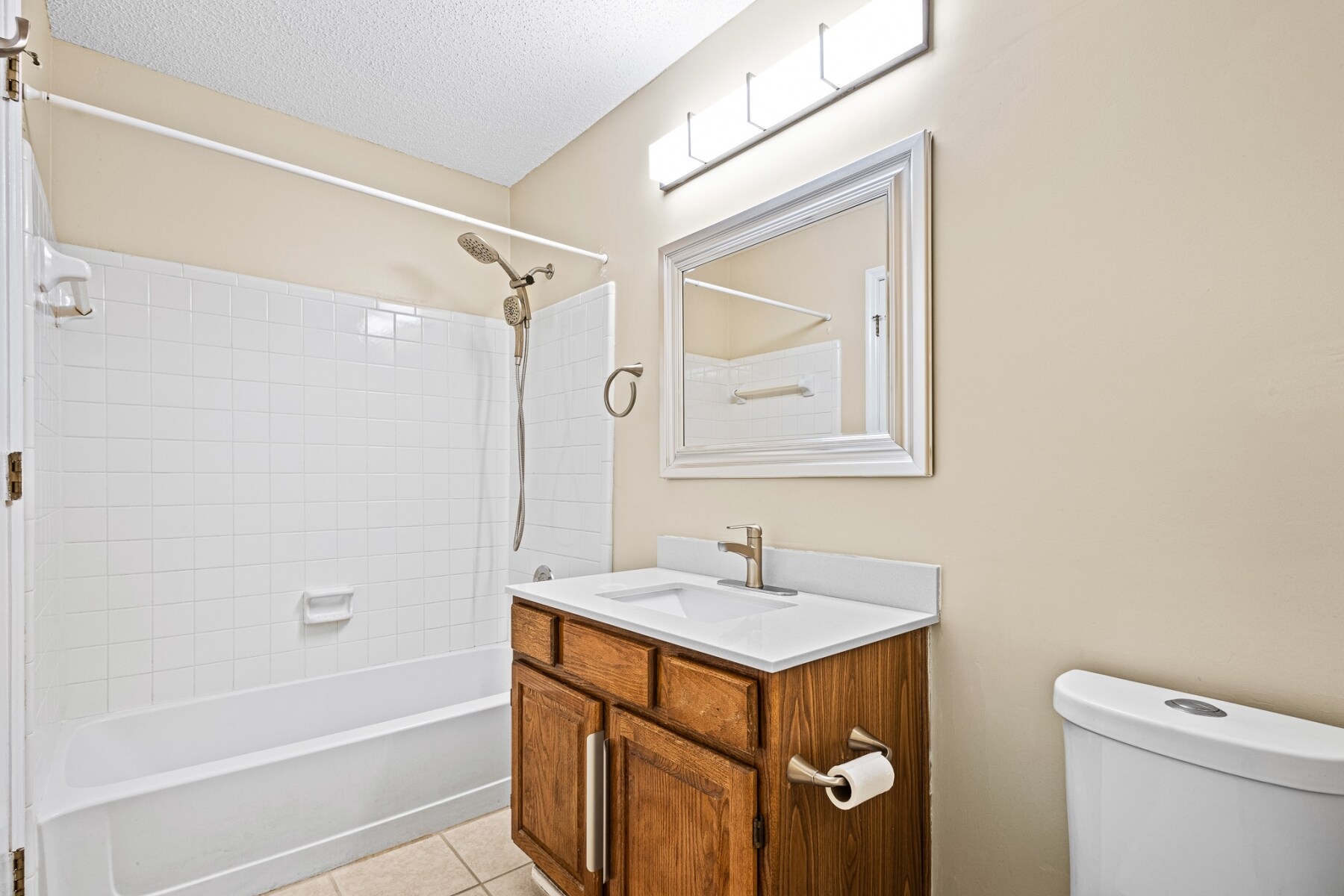 Master Bath w/Tub - 98 Hampshire Ct