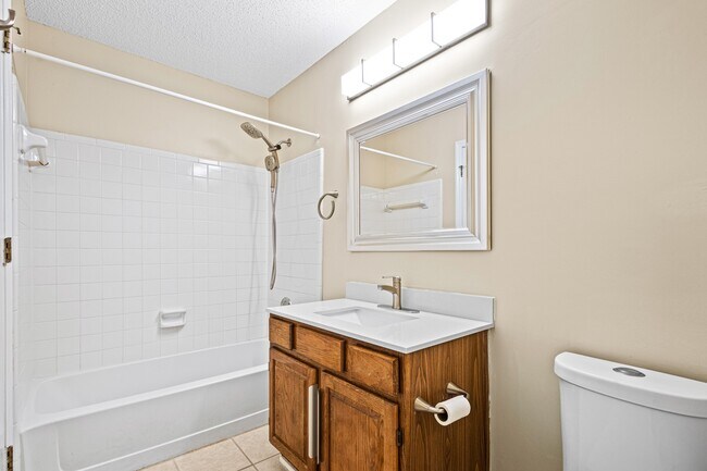 Master Bath w/Tub - 98 Hampshire Ct