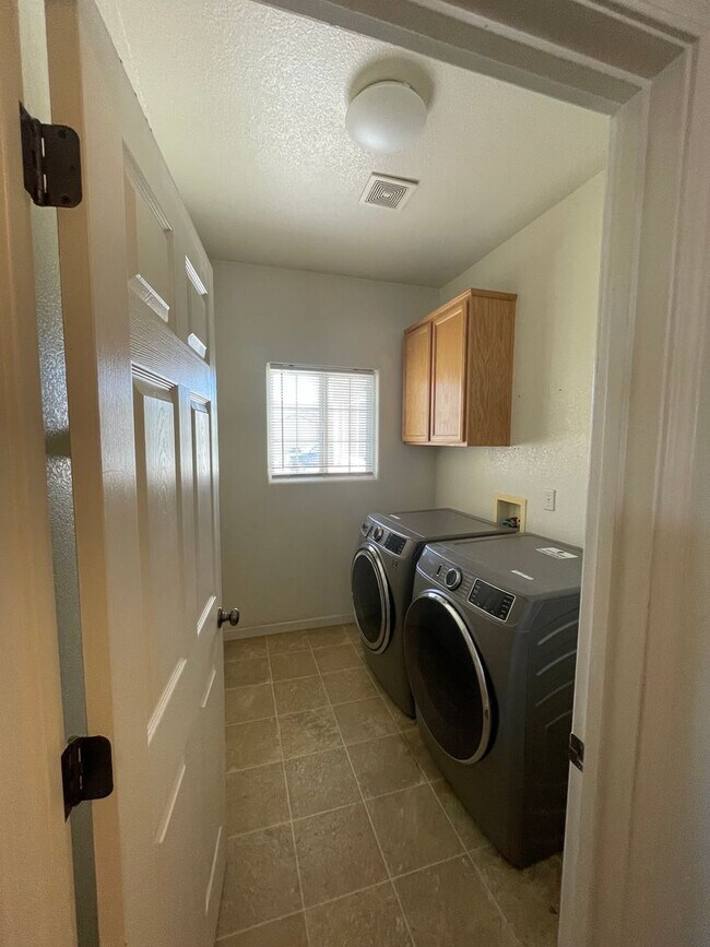 Building Photo - Luxury 3 Bed / 2 Bath Home with Pool and Solar Panels – Available 4/1/2026