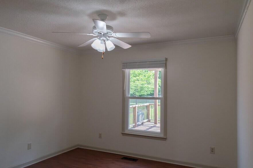 Building Photo - 140 Thomas Dr