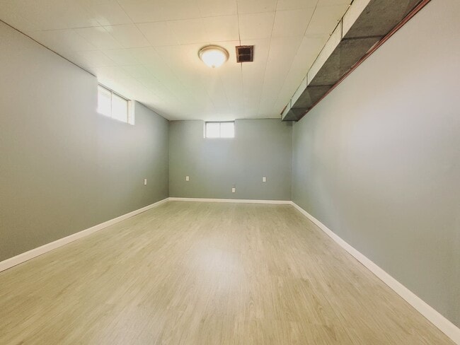 Building Photo - 1320 N Broadwell Ave