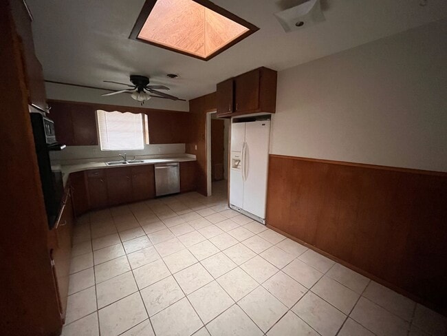Building Photo - Large home available now!