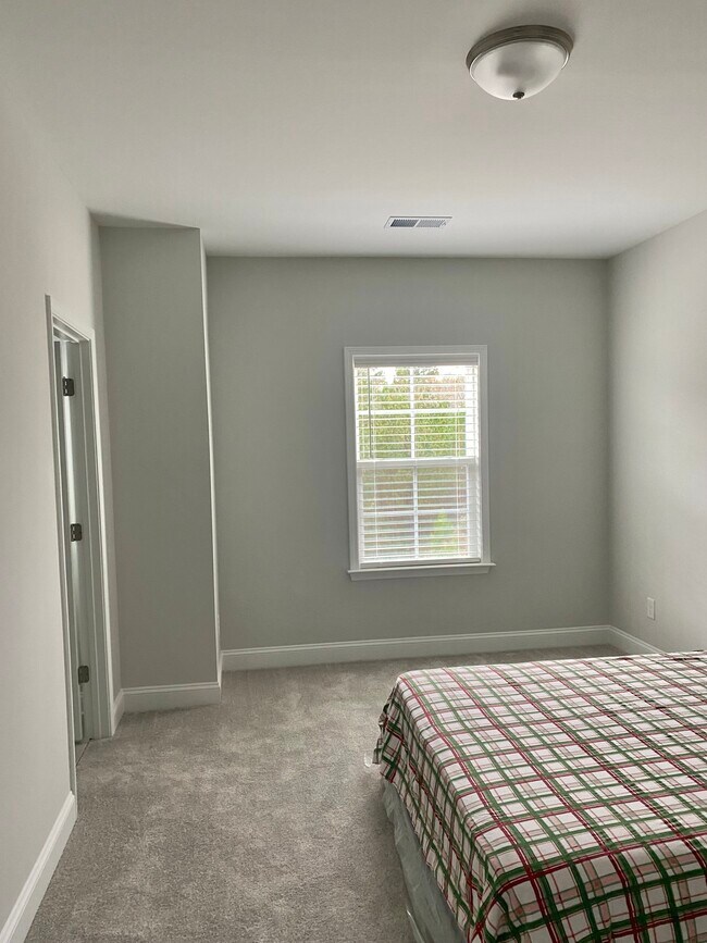 Building Photo - 586 The Parks Dr