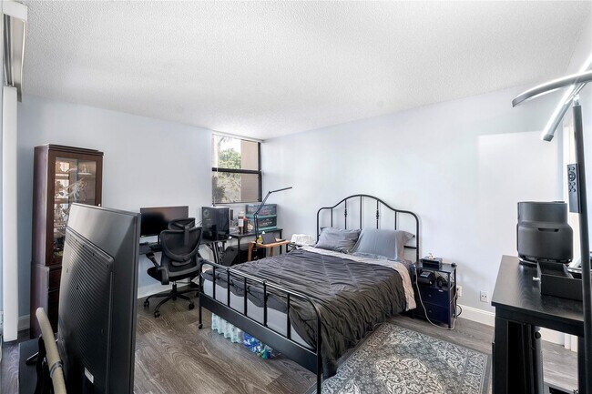 Building Photo - 8437 Forest Hills Dr