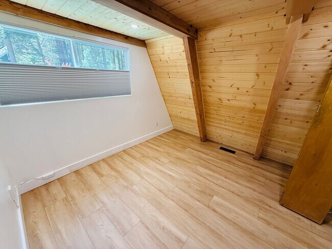 Building Photo - 3 bed 2 bath home for rent in South Lake Tahoe