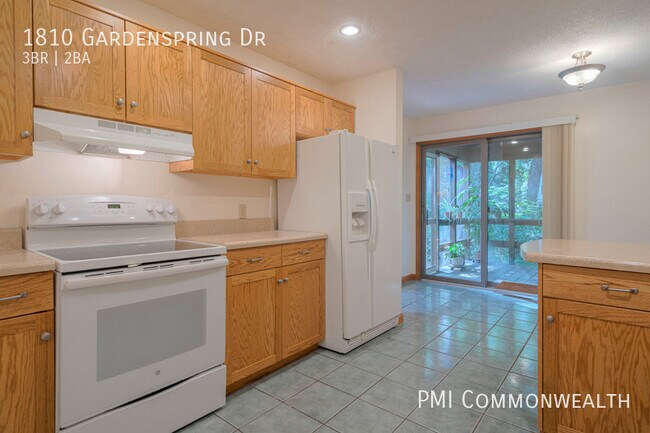 Building Photo - 3 Bed / 2 Bath Single Family (Available 7/...