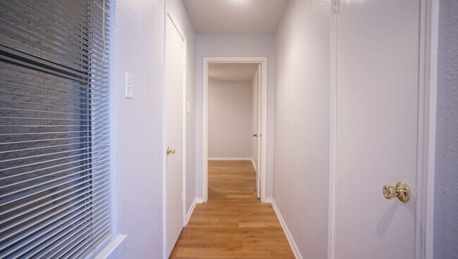 Building Photo - 2/2 Renovated Condo in Central Austin