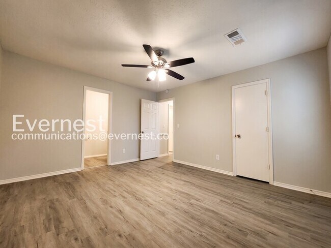 Building Photo - 3 Bed, 2 Bath Home with Fenced Yard / Pet-Friendly / Coming Soon!