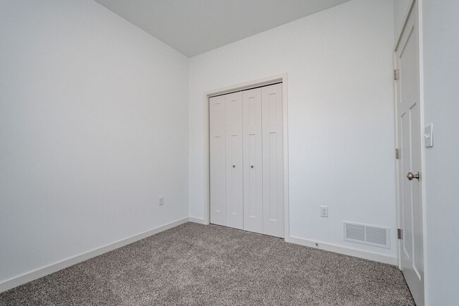 Building Photo - 4 bed 3 bath East side Iowa city!