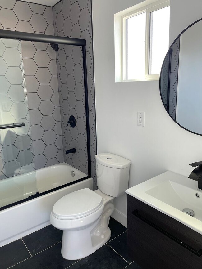 Building Photo - REST OF NOVEMBER FREE! Spacious 4 Bedroom ...