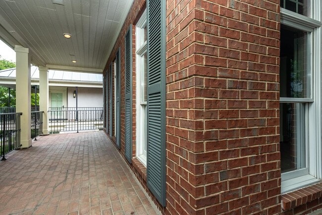 Building Photo - 1060 Island Dr