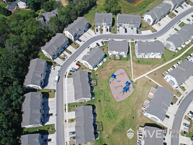 Building Photo - Beautiful End-Unit Townhouse with Pond Vie...