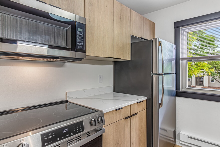 Apartment Kitchen - High Point Woods
