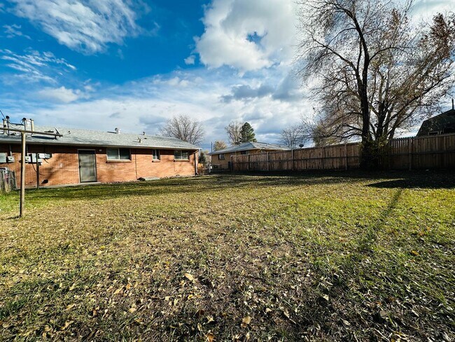 Building Photo - Bright and Spacious Duplex Style Home with HUGE Fenced in Backyard!!!