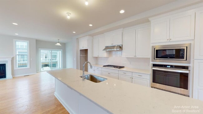 Building Photo - 2877 Rayfield Ave
