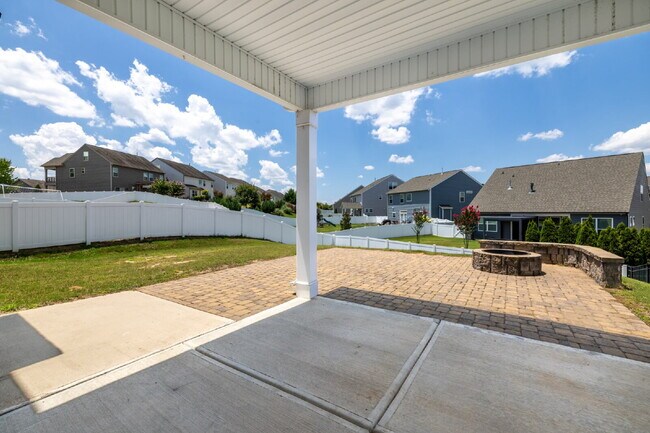 Building Photo - Spacious 5 Bedroom 3 Bath Home in highly sought after Walnut Creek!