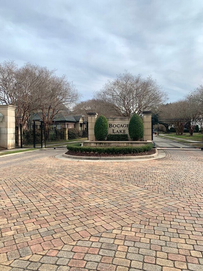 Building Photo - 2724 Bocage Lake Dr