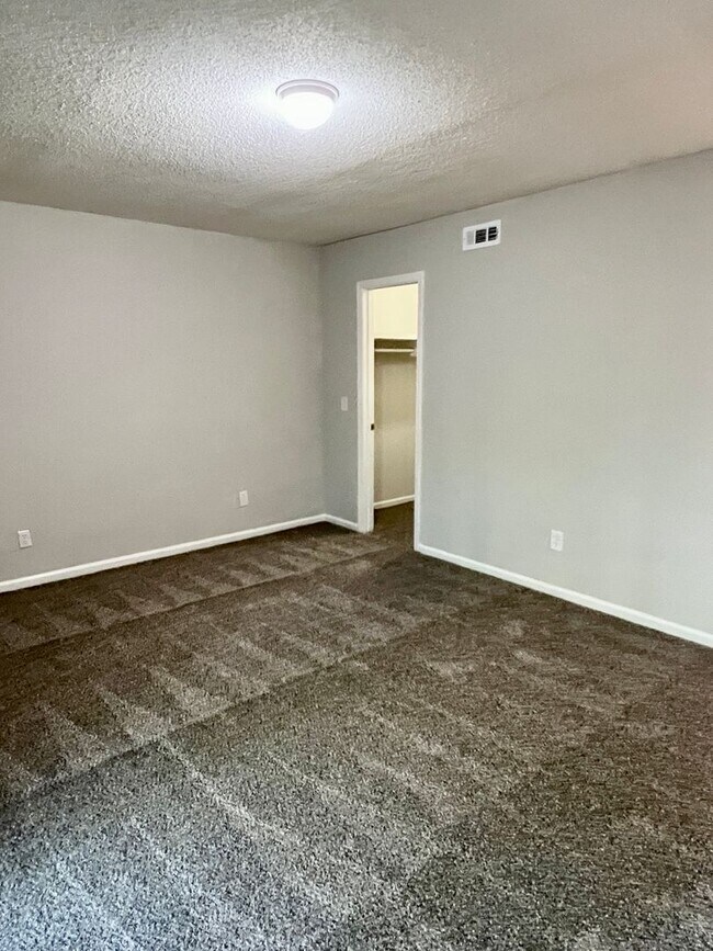 Building Photo - Cozy 1 Bedroom/1 Bath condo in Garden City...